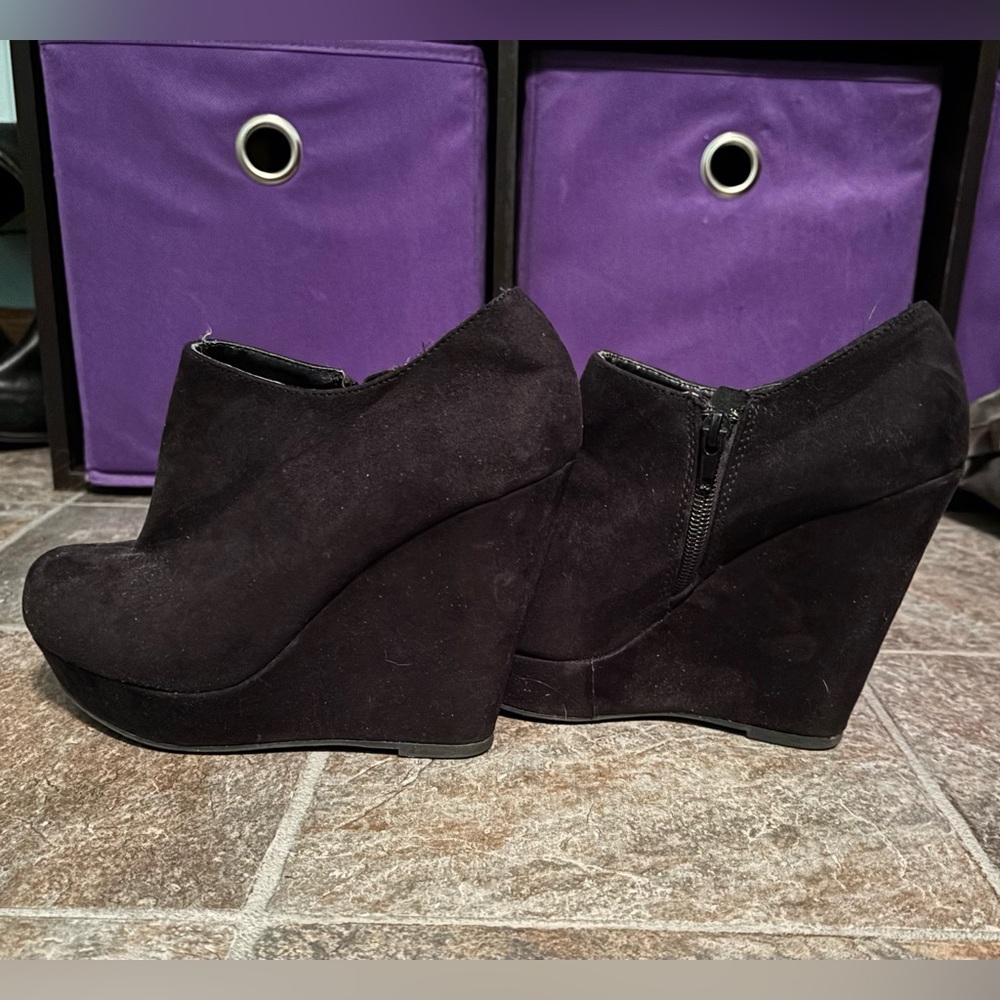 Wedged ankle boot